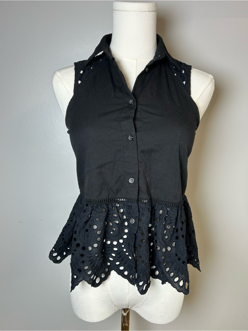 Madewell Black Eyelet Peplum button front sleeveless top size xxs